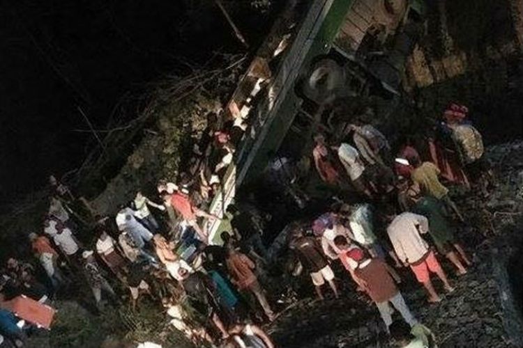 Bus jatuh dari tebih ketinggian 15 meter di Sablayan, Occidental Mindoro, Filipina, Selasa (20/3/2018). (Facebook/Roxas News via CNN Filipina)