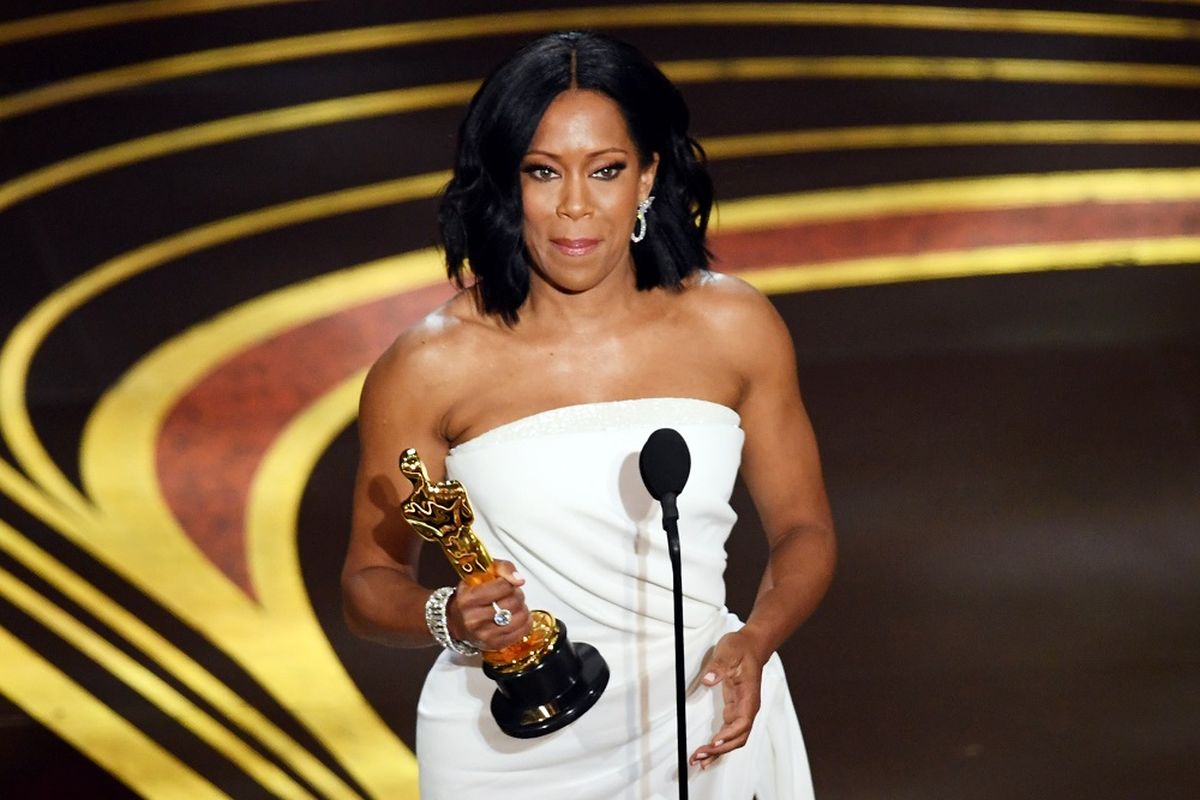 Aktris Regina King menerima Piala Oscar untuk Actress in a Supporting Role berkat aktingnya di film If Beale Street Could Talk pada Academy Awards 2019 di Dolby Theatre, Hollywood, California, Minggu (24/2/2019).   