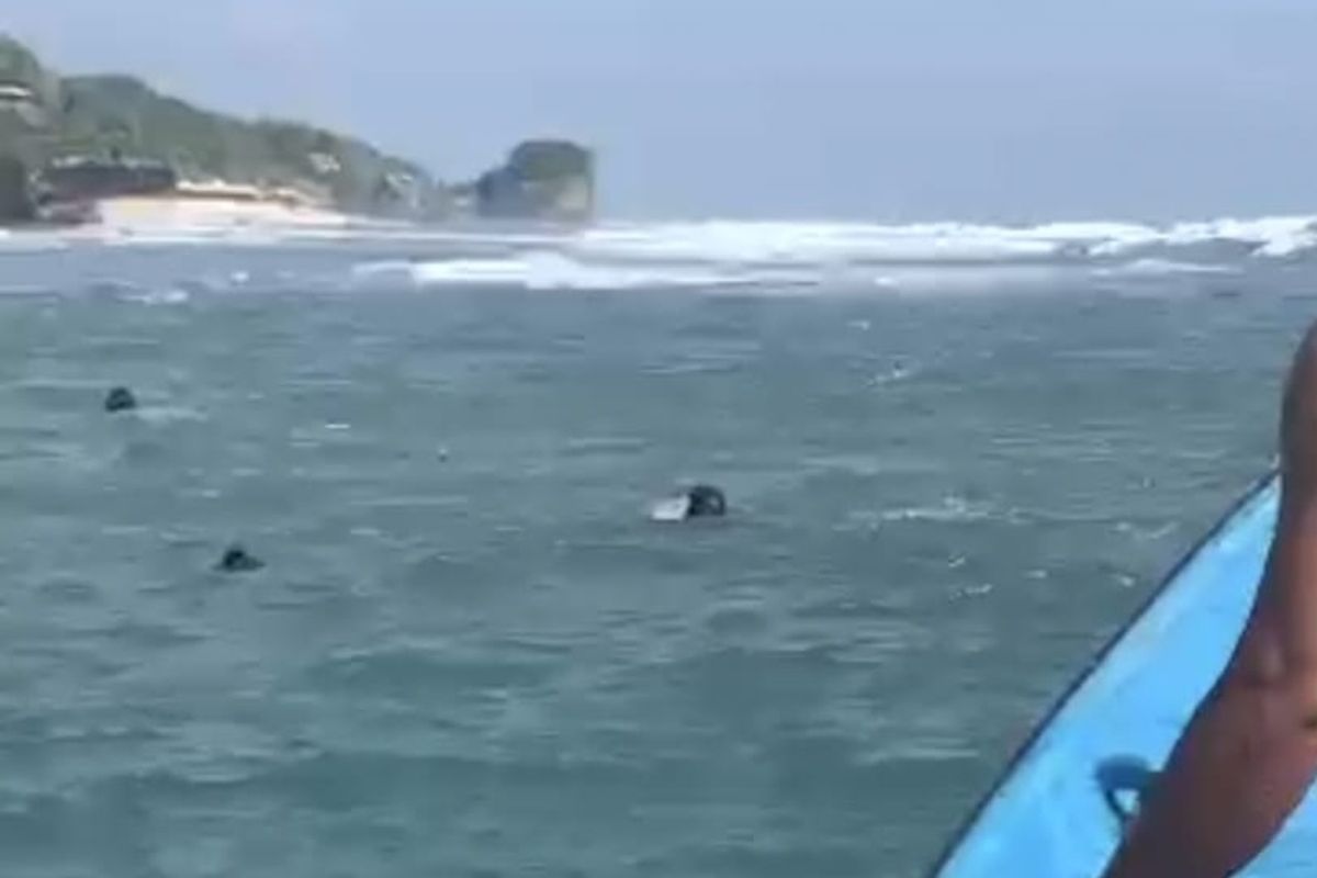 Terseret Ombak Di Pantai Sundak Tiga Wisatawan Berhasil Diselamatkan