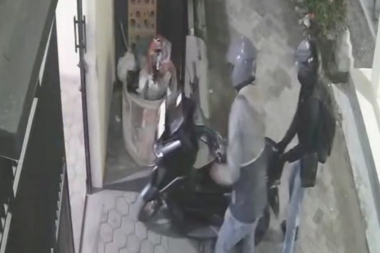 Tangkapan layar kawanan pencuri yang menggasak dua motor sekaligus di sebuah rumah kos di Desa Kersana, Kecamatan Kersana, Kabupaten Brebes, Jawa Tengah. 