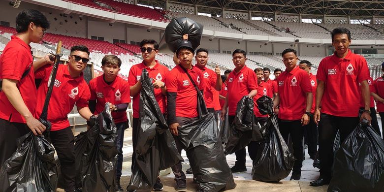 Komunitas Juang dan IM Ambara membersihkan areal Stadion Utama Gelora Bung Karno (GBK) dalam rangka menyambut puncak peringatan Bulan Bung Karno (BBK) 2023, Sabtu (24/6/2023).
Sebagai Partai Demokra