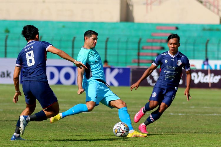 Pemain Madura United Esteban Viscarra dijaga pemain Arema FC saat pertandingan pekan 16 Liga 1 2022-2023 yang berakhir dengan skor 0-2 di Stadion Sultan Agung Bantul, Selasa (20/12/2022) sore.