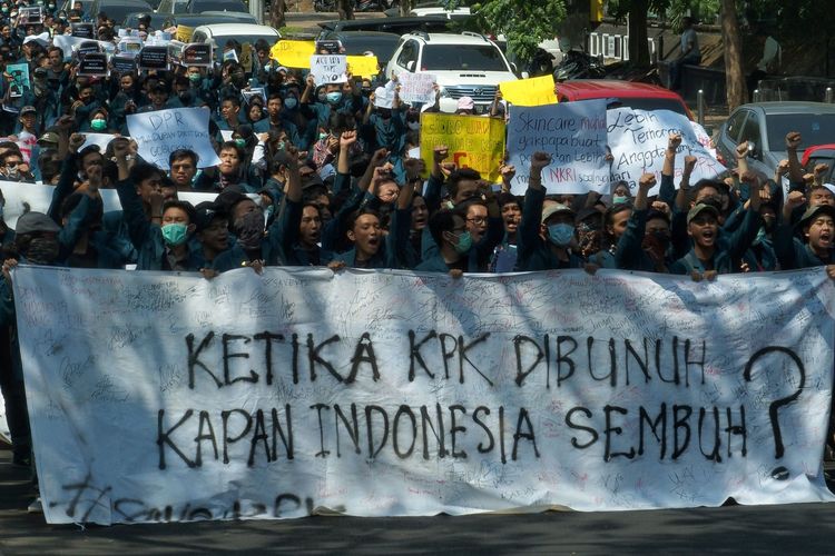 Mahasiswa dari Universitas Diponegoro (Undip) berjalan kaki sambil membawa membentangkan poster dan spanduk saat berunjuk rasa menolak UU KPK hasil revisi dan RUU KUHP, di Semarang, Jawa Tengah, Selasa (24/9/2019). Unjuk rasa yang diikuti ribuan mahasiswa itu menuntut dilakukannya peninjauan kembali atas UU KPK hasil revisi ke Mahkamah Konstitusi, dukungan terhadap KPK, dan menolak rencana pengesahan RUU KUHP. ANTARA FOTO/R. Rekotomo/aww.