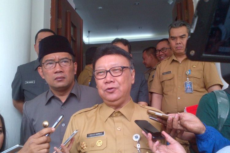 Menteri Dalam Negeri Tjahjo Kumolo saat bertemu dengan Wali Kota Bandung Ridwan Kamil di Balai Kota Bandung, Jalan Wastukancana, Senin (6/3/2017). KOMPAS.com/DENDI RAMDHANI 