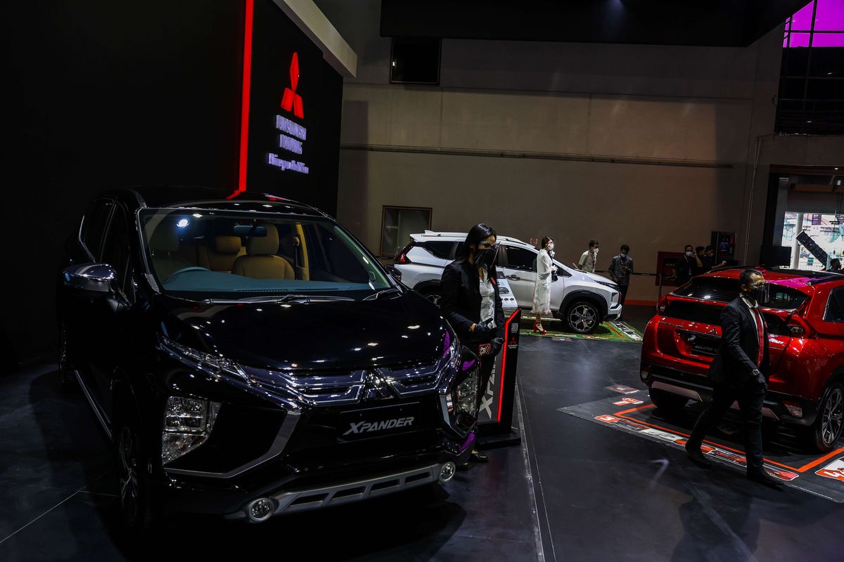 Suasana pameran di booth Mitsubishi Motors IIMS Hybrid 2021 di Hall A1 JiExpo Kemayoran, Jakarta Utara, Kamis (15/4/2021). Mitsubishi Motors ikut memeriahkan Indonesia International Motor Show (IIMS) yang berlangsung dari 15-25 April 2021, dengan menerapkan protokol kesehatan yang ketat.