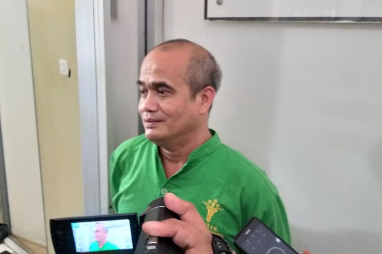 Dokter Forensik Rumah Sakit Bhayangkara Palembang Indra Sakti Nasution saat memberikan keterangan terkait mayat bayi laki-laki yang tewas usai dimasukkan ke dalam meskin cuci, Selasa (5/11/2019).