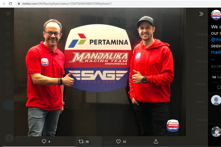 Kepala tim SAG Racing, Edu Perales, dan pebalap SAG, Thomas Luthi, berfoto bersama logo baru tim menyusul kerja sama dengan Mandalika Racing Team.