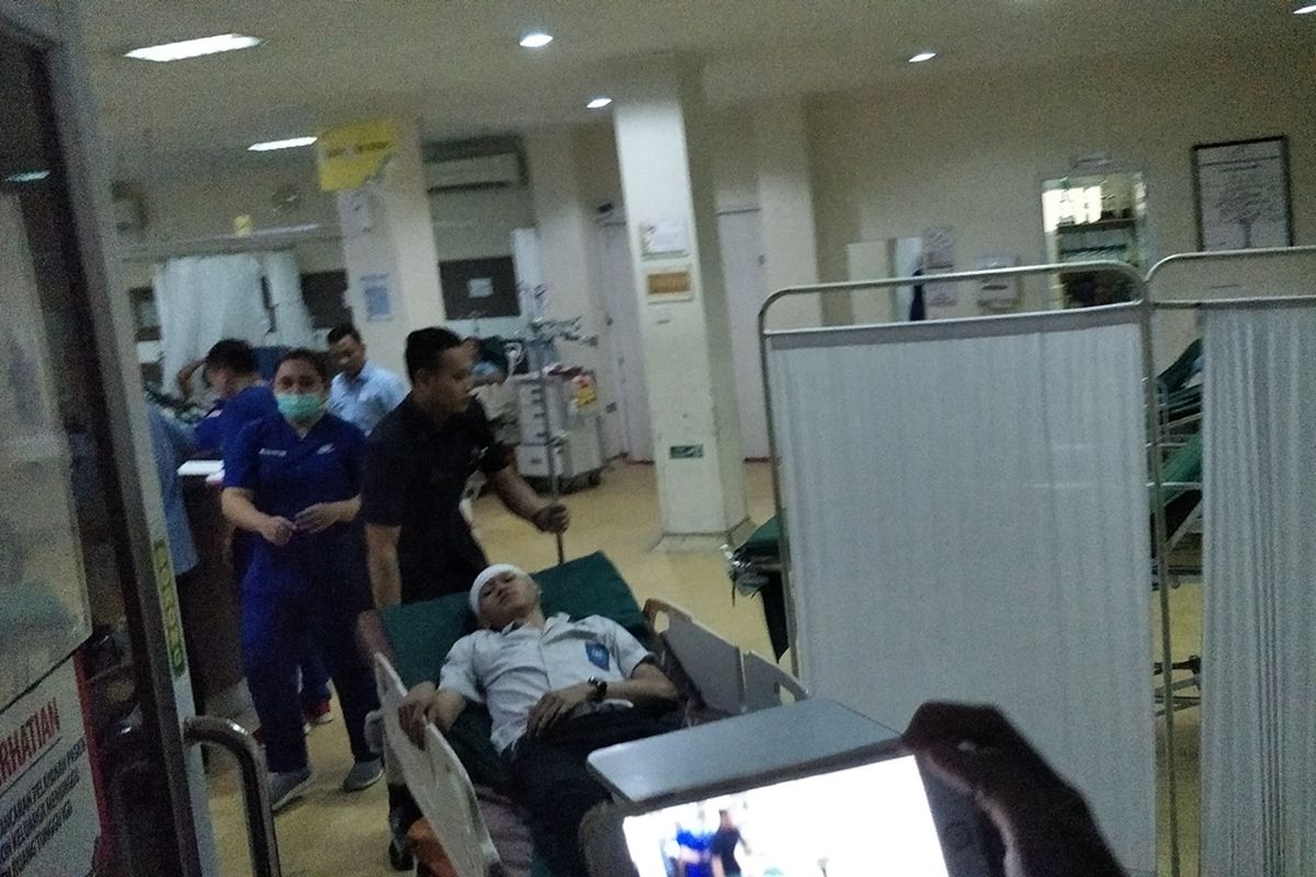 Seorang siswa SMK Sumpah Pemuda bernama Muhammad Azami (17) dibawa ke instalasi gawat darurat (IGD) Rumah Sakit Pelni, Petamburan, Jakarta Pusat, karena terkena tembakan gas air mata saat bentrokan di kawasan Palmerah, Rabu (25/9/2019) sore.