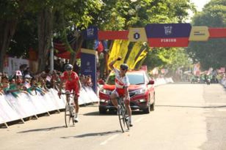 Pebalap menyelesaikan etape pertama International Tour de Banyuwangi Ijen, Rabu (6/5/2015).