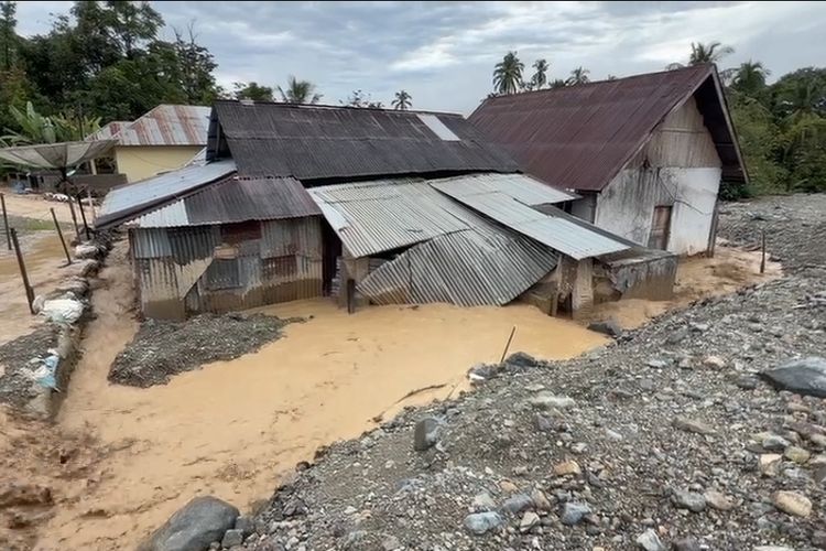 Tanggul Darurat di Agam Jebol, Sungai Batang Tumayo Meluap ke Pemukiman