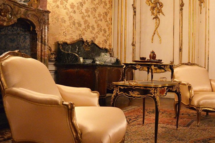 Ilustrasi furnitur antik.