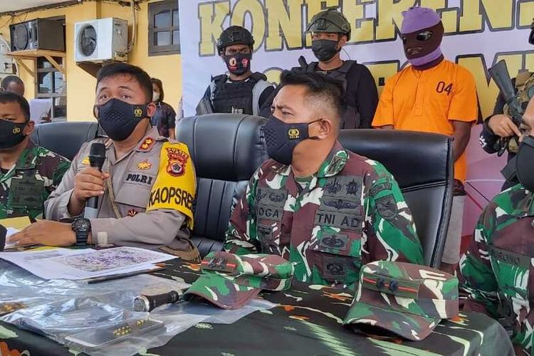 Kapolres Mimika AKBP I Gusti Gde Era Adhinata bersama Dandim Letkol Inf Yoga Cahya Prasetya, Danlanud Letkol Pnb Surono, dan Danlanal Letkol (P) Laut Deni Indra, menggelar konfrensi pers penangkapan anggota KKB penyuplai bama untuk KKK pimpinan Joni Botak. Konfrensi pers dilakukan di Kantor Pelayanan Polres Mimika, Rabu (17/3/2021).