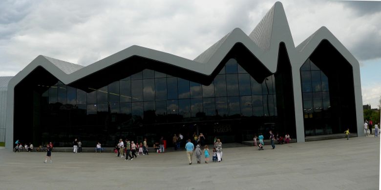 The Riverside Museum merupakan museum transportasi yang menyajikan lebih dari tiga ribu pameran model kendaraan.