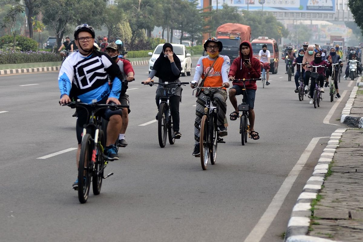 Sejumlah warga mengisi hari libur dengan olahraga bersepeda di Jalan Ahmad Yani, Bekasi, Jawa Barat, Minggu (28/6/2020). Kementerian Perhubungan (Kemenhub) menilai penggunaan sepeda perlu diatur dengan peraturan karena dalam Undang-Undang Nomor 22 Tahun 2009 tentang Lalu Lintas Angkutan Jalan, sepeda termasuk dalam kategori kendaraan tidak digerakkan oleh mesin dan pengaturannya berada di pemerintah daerah. ANTARA FOTO/Suwandy/aww.