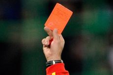 Seusai Memukul, Wasit Ini Mengartumerahkan 