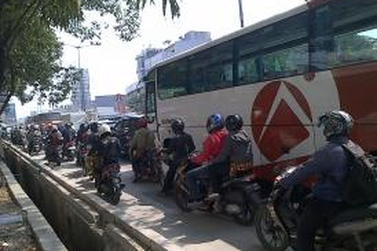 Pelebaran Jalan Fatmawati untuk persiapan pembangunan mass rapid transit menyebabkan hilangnya jalur pedestrian di beberapa ruas jalan tersebut seperti terlihat pada Jumat (4/10/2013).