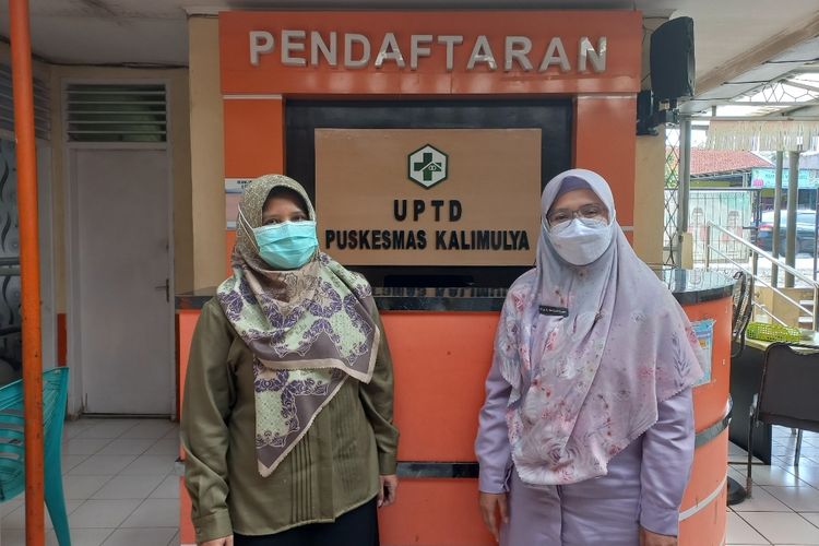 Kepala Puskesmas Kalimulya, Cilodong, Depok, Agustina Ika Damayanti (kanan) dan Ahli gizi Puskesmas Kalimulya Ani Sumirat