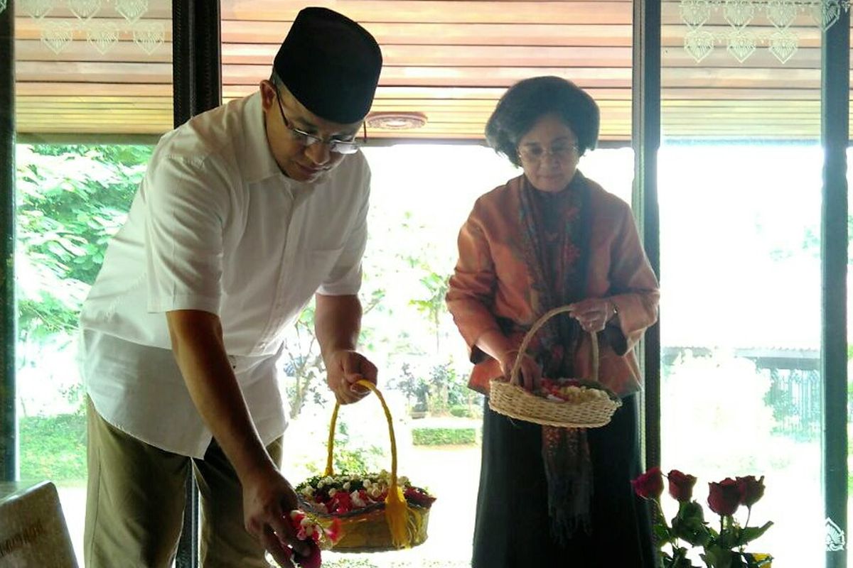 Calon gubernur DKI Jakarta Anies Baswedan berziarah ke makam Proklamator Mohammad Hatta dan istrinya Siti Rahmiati Hatta, di TPU Tanah Kusir, Kebayoran Lama, Jakarta Selatan, Selasa (7/3/2017). Anies ditemani putri Bung Hatta, Meutia Farida Hatta.