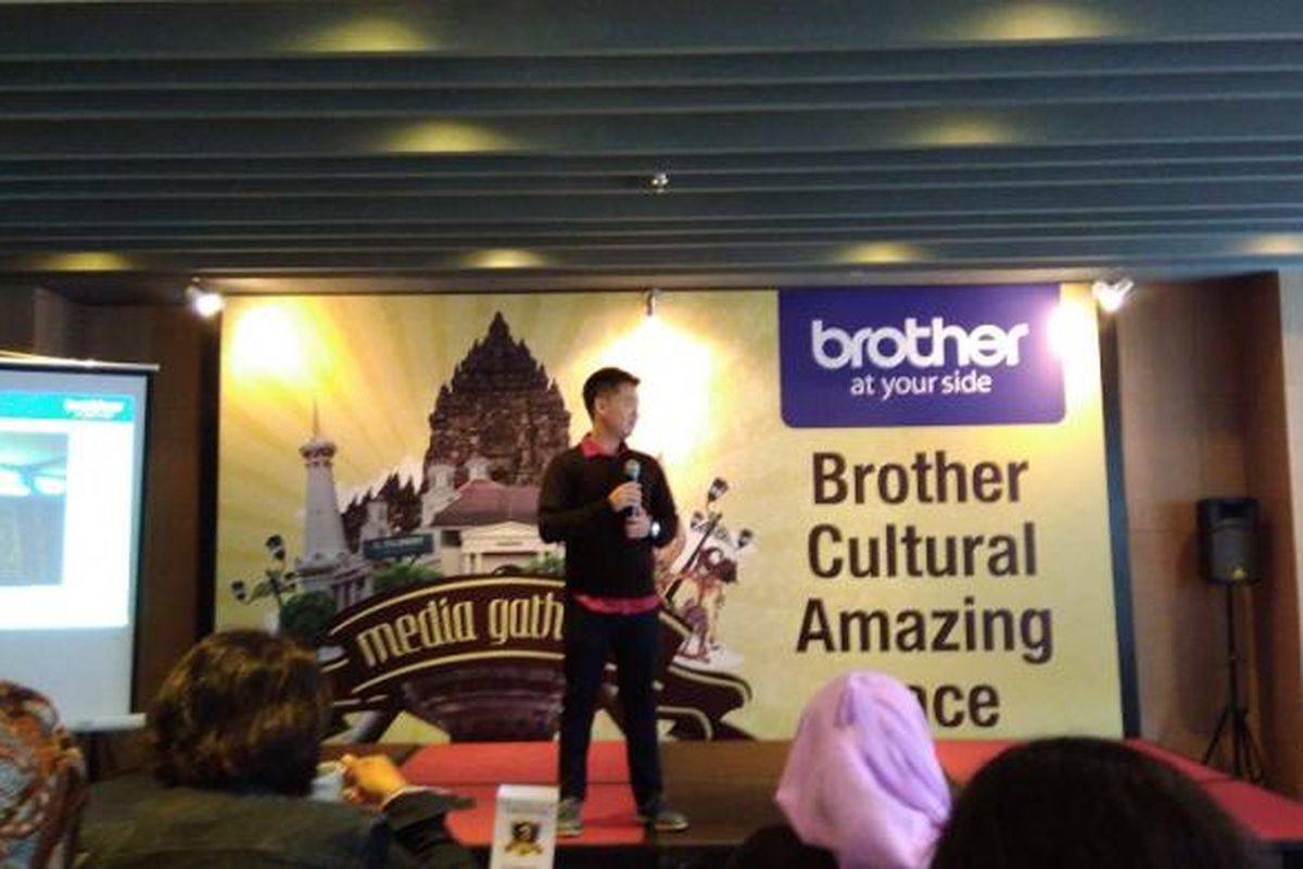 Digital Marketing dan Public Relation Executive Brother Indonesia Andre Arlis saat memberikan update marketing Brother di acara Media Gathering Brother Cultural Amazing Race, di Hotel The101, Yogyakarta, Jumat (10/3/2017).
