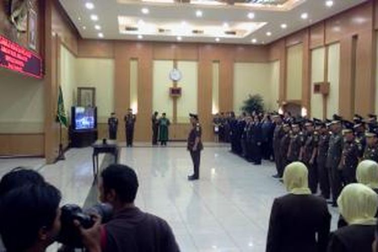 Jaksa Agung Basrief Arief hari ini melantik Wakil Jaksa Agung yang baru, Andhi Nirwanto, Kamis (21/11/2013). Proses pelantikan dilaksanakan di ruang Sasana Baharuddin Lopa Kejagung.