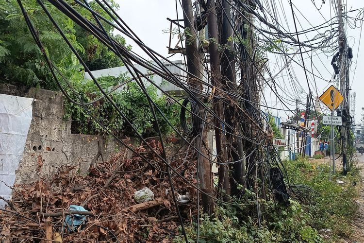 Warga Keluhkan Kabel Semrawut Menjuntai di Tangerang 