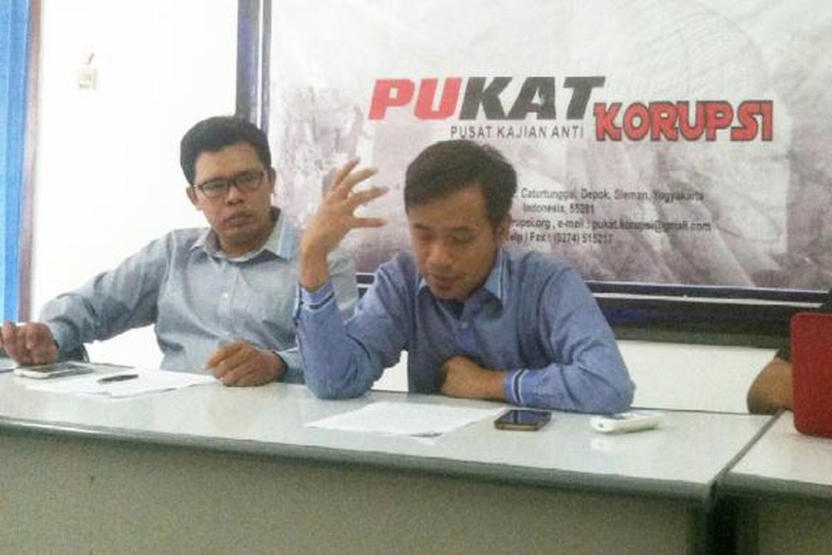 Peneliti Pusat Kajian Anti (PUKAT) Korupsi UGM, Zaenur Rohman (tengah) saat menyampaikan keterangan pers terkait rencana pemerintah merevisi merevisi Peraturan Pemerintah (PP) nomer 99 tahun 2012 tentang Syarat dan tata cara pelaksanaan hak warga binaan Permasyarakatan.  