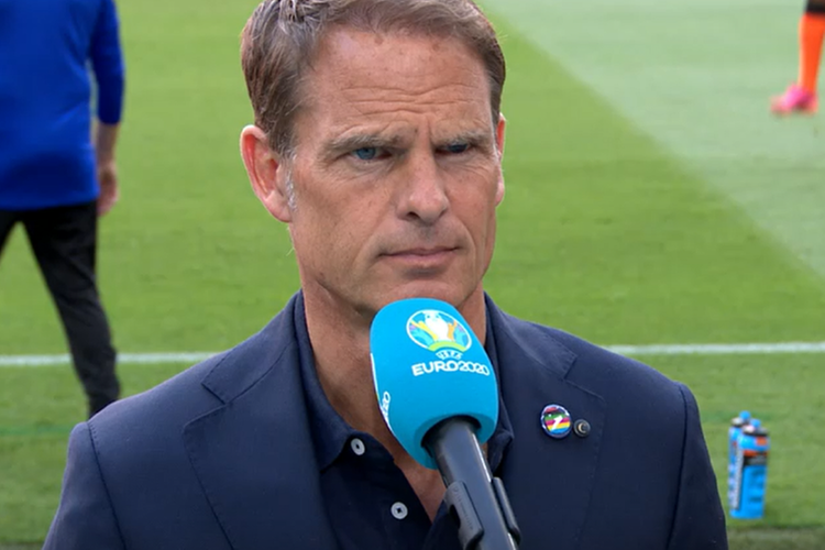Pelatih kepala timnas Belanda Frank de Boer mengenakan pin pelangi, simbol gerakan LGBT, pada laga babak 16 besar Euro 2020 kontra Republik Ceko, Minggu (27/6/2021) malam WIB.