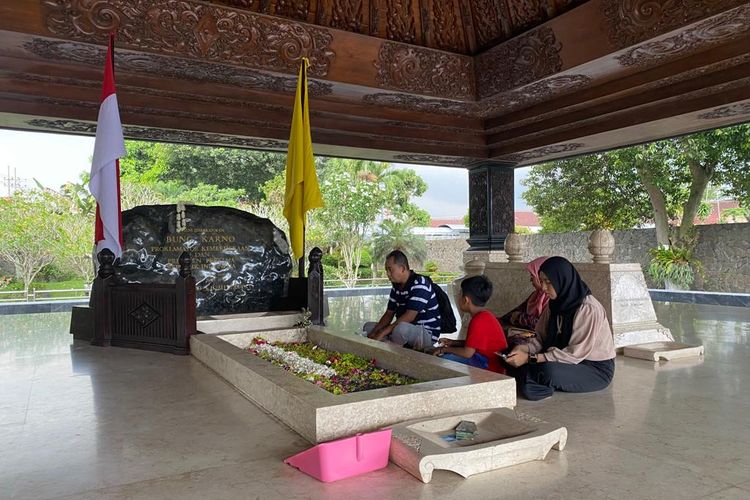 Pengunjung yang sedang berziarah di makam Bung Karno di Blitar, Jawa Tengah, Senin (17/4/2023). 