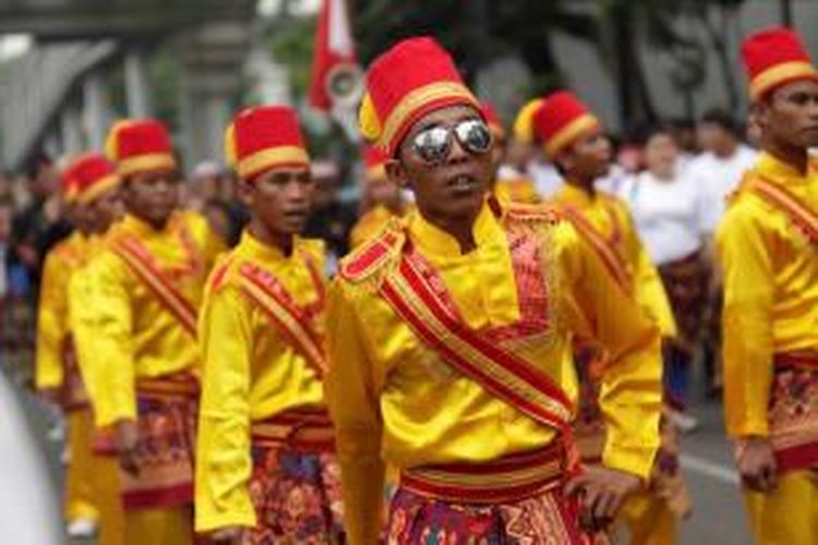 Peserta Parade Budaya Lombok Sumbawa 2013 saat berada di Jalan MH Thamrin, Jakarta, Minggu (16/6/2013). Parade budaya yang diikuti kabupaten-kabupaten di Nusa Tenggara Barat ini merupakan salah satu promosi wisata untuk mengajak wisatawan mengunjungi NTB.