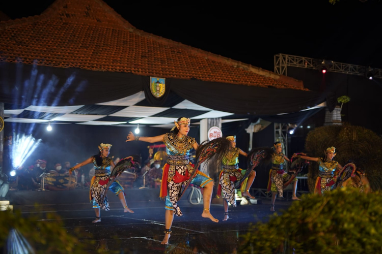 Pertunjukan seni jaranan di depan Pendopo Panjalu Jayati.