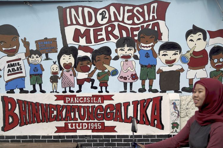 Warga melintas di depan mural Bhinneka Tunggal Ika di Pondok Gede, Bekasi, Jawa Barat, Rabu (27/6/2018). Semboyan bangsa Indonesia, Bhinneka Tunggal Ika, menegaskan, meskipun ada perbedaan di masyarakat, tetapi menjadikan bangsa Indonesia satu kesatuan.

 *** Local Caption *** Warga melintas di depan mural Bhinneka Tunggal Ika di Pondok Gede, Bekasi, Rabu (27/6/2018). Semboyan bangsa Indonesia, Bhinneka Tunggal Ika menegaskan bahwa perbedaan di masyarakat menjadikan bangsa Indonesia sebagai suatu kesatuan.