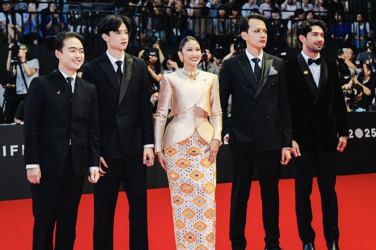 Fedi Nuril (kedua dari kanan) tampil mengenakan eyeliner dan riasan bibir saat melenggang di red carpet Busan International Film Festival 2025 di Korea Selatan.