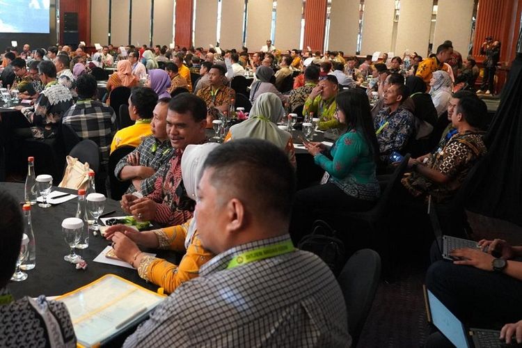Para hadirin Rapat Koordinasi Nasional (Rakornas) Pendistribusian Paket Perdana Program Konversi BBM ke BBG untuk Nelayan dan Petani Sasaran 2023 di Hotel JW Marriot, Surabaya, Selasa (26/9/2023).