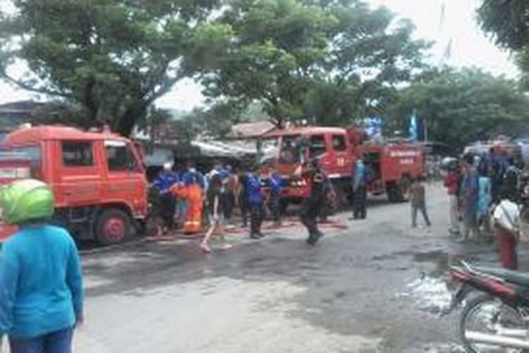 Belasan mobil Pemadam Kebakaran (Damkar) Kota Makassar berusaha memadamkan api yang terjadi di Lorong Santaria, Kelurahan Barabaraya, Kecamatan Makassar, Kamis (27/3/2014).