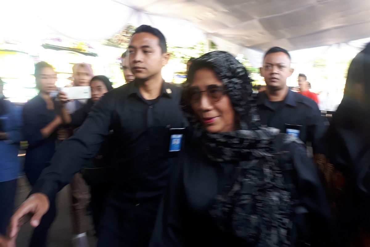 Menteri Kelautan dan Perikanan Susi Pudjiastuti di rumah duka Presiden ketiga Republik Indonesia Bacharuddin Jusuf Habibie, di Jalan Patra Kuningan XIII Blok L15/7 No.5, Setiabudi, Jakarta Selatan, Kamis (12/9/2019).