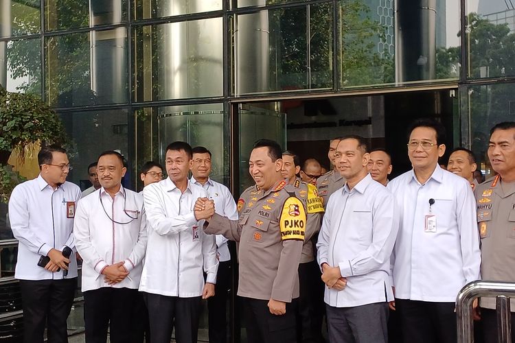 Kapolri Jenderal Listyo Sigit Prabowo berjabat tangan dengan Ketua KPK Sementara Nawawi Pomolango usai menyampaikan konferensi pers terkait kerjasama bidang koordinasi dan supervisi penanganan kasus tindak pidana korupsi, Senin (4/12/2023).
