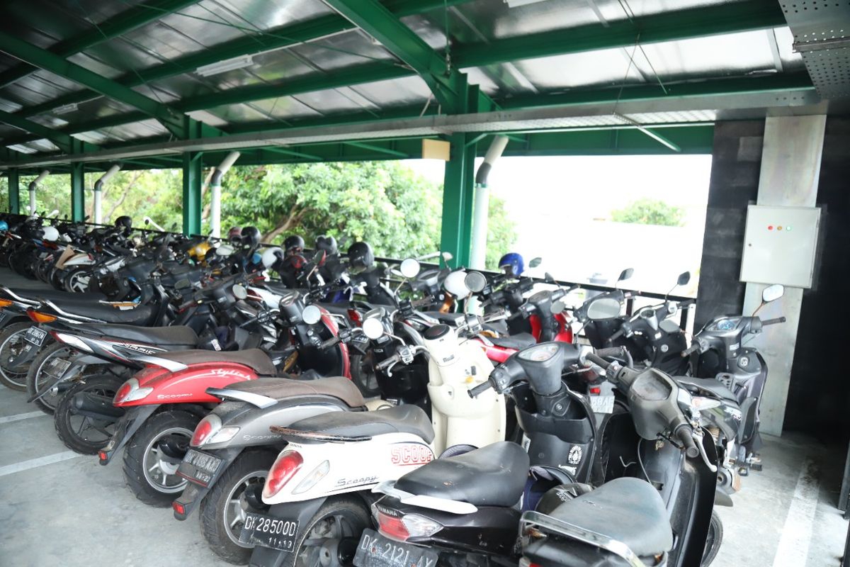 Puluhan motor Diparkir di Parkiran Bandara Internasional I Gusti Ngurah Rai 