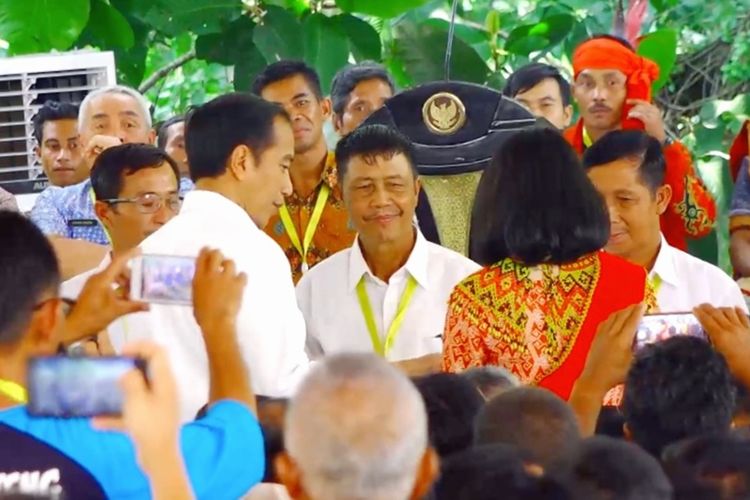 Presiden Joko Widodo memberikan sertifikat tanah objek reformasi agraria kepada masyarakat di Pontianak,  Kalimantan Barat, Kamis (5/9/2019).