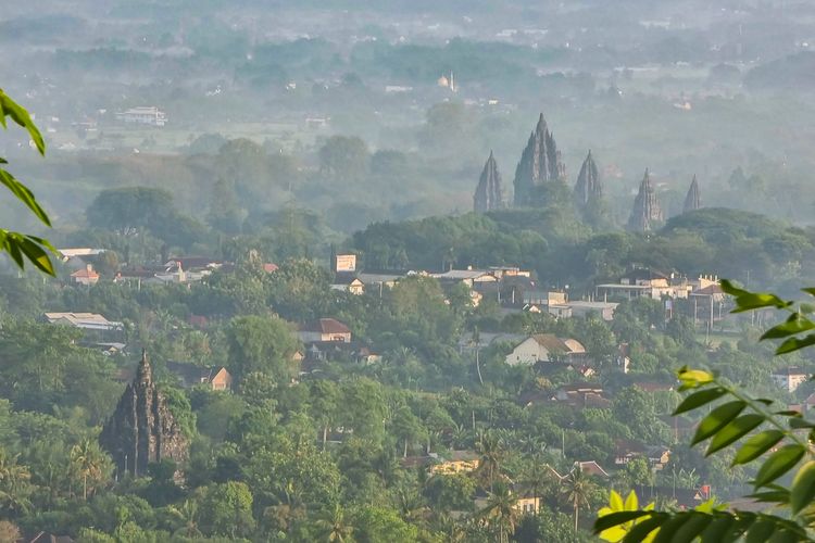 Candi Prambanan dan Sojiwan, dilihat dari Spot Riyadi.