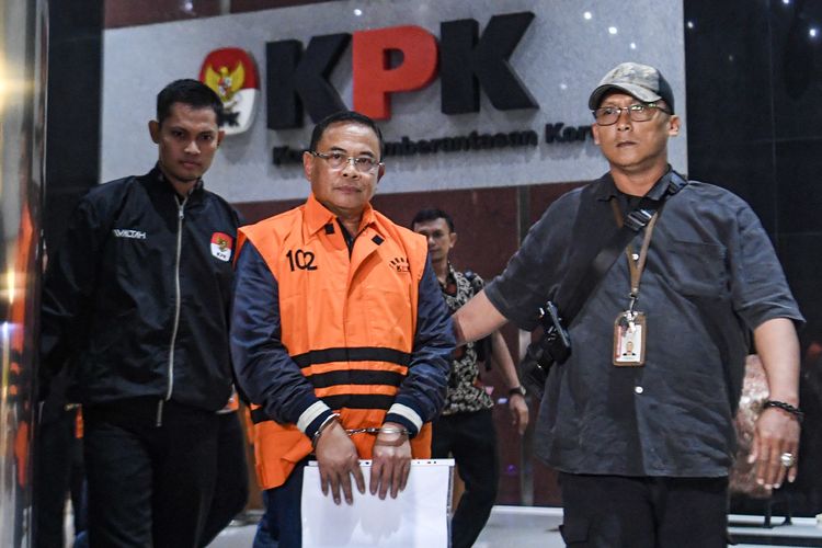 Tersangka kasus dugaan tindak pidana korupsi terkait pemerasan dalam pengisian jabatan perangkat desa
di lingkungan Pemerintah Kabupaten Pati Sudewo (tengah) berjalan meninggalkan Gedung KPK Merah Putih usai pemeriksaan di Jakarta, Selasa (20/1/2026). KPK menetapkan Bupati Pati tersebut sebagai tersangka dengan barang bukti berupa uang senilai Rp2,6 miliar. ANTARA FOTO/Muhammad Adimaja/rwa.