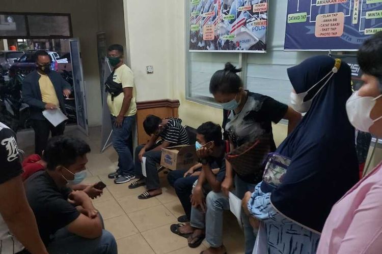 Empat orang remaja diamankan Satlantas Polresta Pekanbaru usai melakukan aksi standing dengan sepeda motor hanya menggunakan celana dalam viral di media sosial di Pekanbaru, Riau, Minggu (14/3/2021).