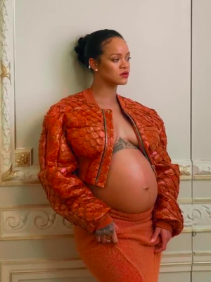 Jaket kulit ikan arapaima dipakai Rihanna saat maternity shoot dengan majalah Vogue