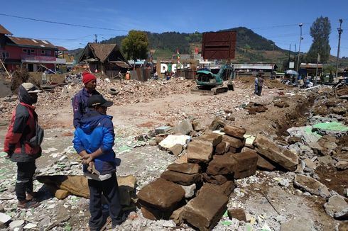 Batuan Kuno yang Terpendam di Dataran Tinggi Dieng Bekas Candi