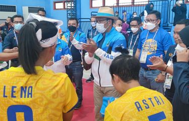 Gubernur Jawa Barat (pakai topi) memberi dukungan moril kepada para atlet sepak takraw dari Jawa Barat, di GOR Trikora Universitas Cenderawasih, Kota Jayapura, Papua, Minggu (3/10/2021)