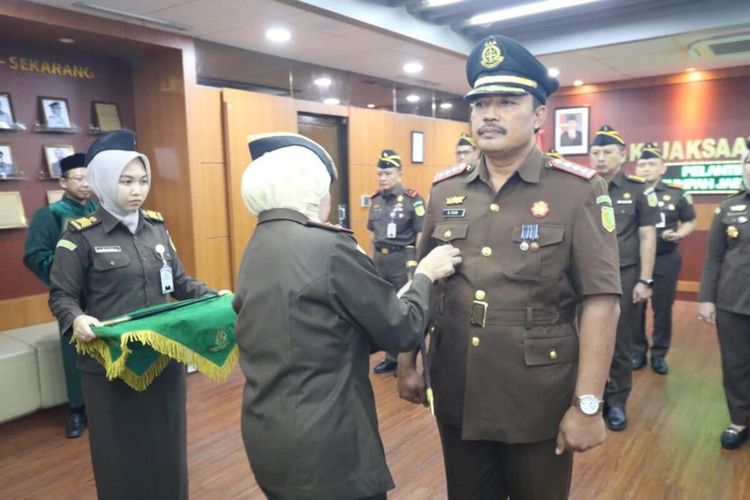 Kajati Jatim Mia Amiati melantik Dzakiyul Fikri sebagai Kepala Kejari Bondowoso, Kamis (23/11/2023).