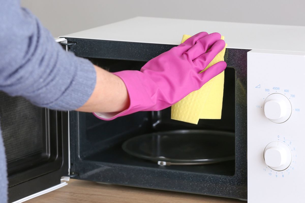 Ilustrasi microwave; ilustrasi membersihkan microwave. 