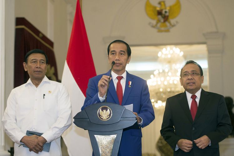 Presiden Joko Widodo (tengah) didampingi Menkopolhukam Wiranto (kiri), dan Mensesneg Pratikno memberi keterangan pers di Istana Merdeka, Jakarta, Minggu (3/9/2017). Presiden Joko Widodo meminta krisis kemanusiaan yang terjadi terhadap etnis Rohingya di Myanmar dihentikan dan pemerintah Indonesia berkomitmen memberi bantuan kemanusiaan di Rakhine State.