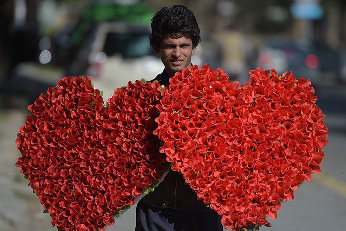 Seorang pedagang membawa buket bunga berbentuk hati yang dijual menjelang perayaan hari Valentine di jalanan kota Islamabad, Pakistan. Pemerintah Pakistan telah melarang perayaan hari kasih sayang tersebut sejak 2017 lalu.