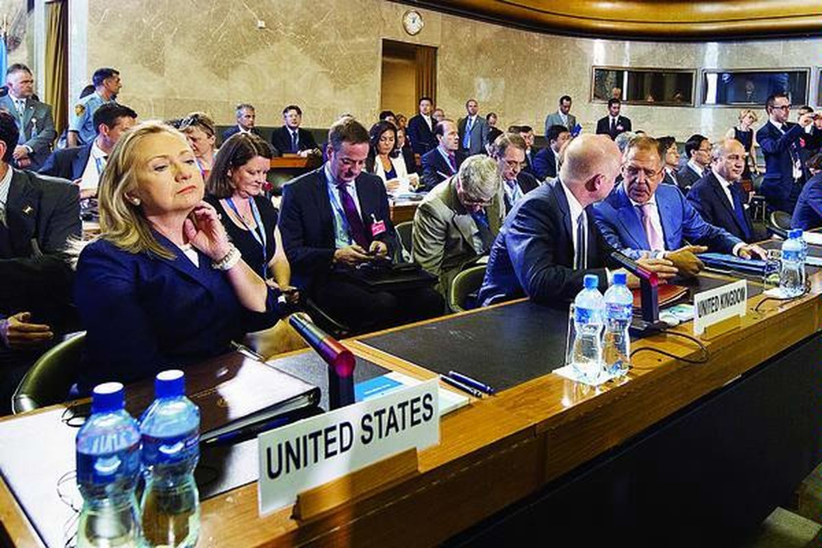 Menteri Luar Negeri Amerika Serikat Hillary Clinton (kiri) duduk berdampingan dengan Menlu Inggris William Hague, Menlu Rusia Sergei Lavrov, dan Menlu Perancis Laurent Fabius dalam pertemuan Kelompok Aksi tentang Suriah, di Markas PBB di Geneva, Sabtu (30/6). Anggota Dewan Keamanan PBB dan perwakilan Liga Arab bertemu untuk menyelamatkan rencana perdamaian Suriah yang diusulkan utusan khusus PBB Kofi Annan, dan mengakhiri 16 bulan pertumpahan darah di Suriah.