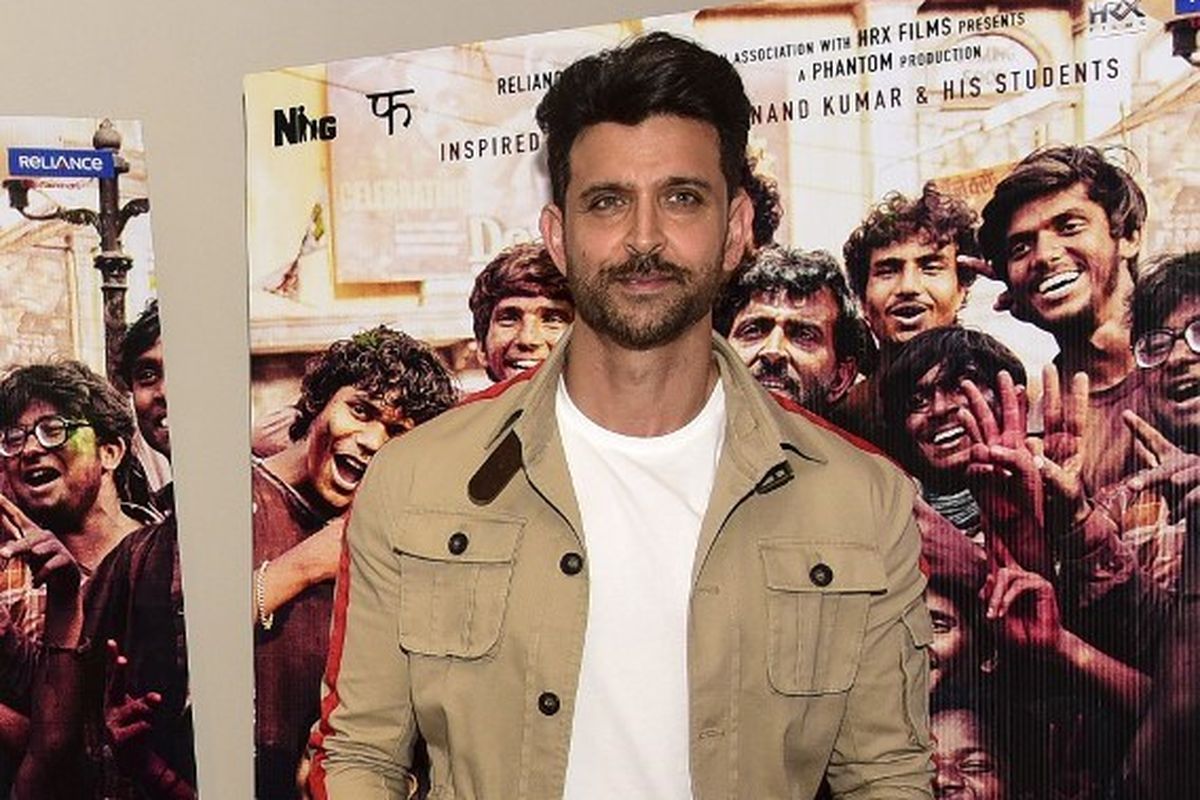 Aktor Bollywood Hrithik Roshan berpose di hadapan fotografer untuk promosi film Super 30 di Mumbai pada 19 Juli 2019. 